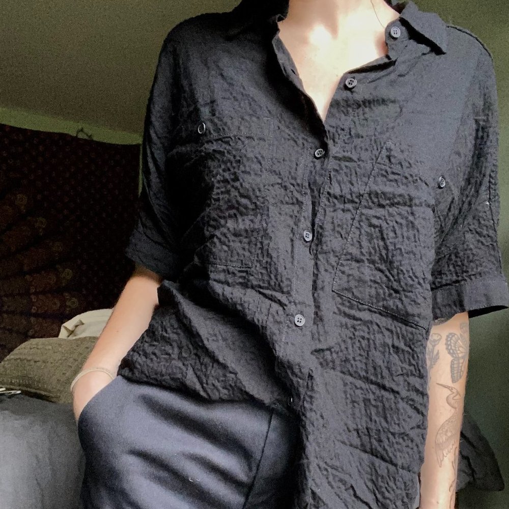 TEXTURED BLACK BUTTON UP
